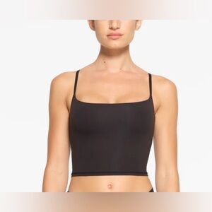 SKIMS Fits Everybody Cropped Cami in Onyx